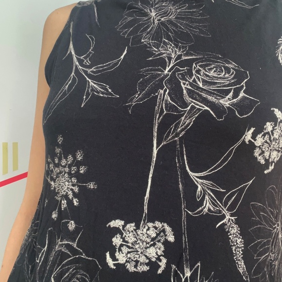 Babaton Sleeveless Flower Print Top - Picture 4 of 4